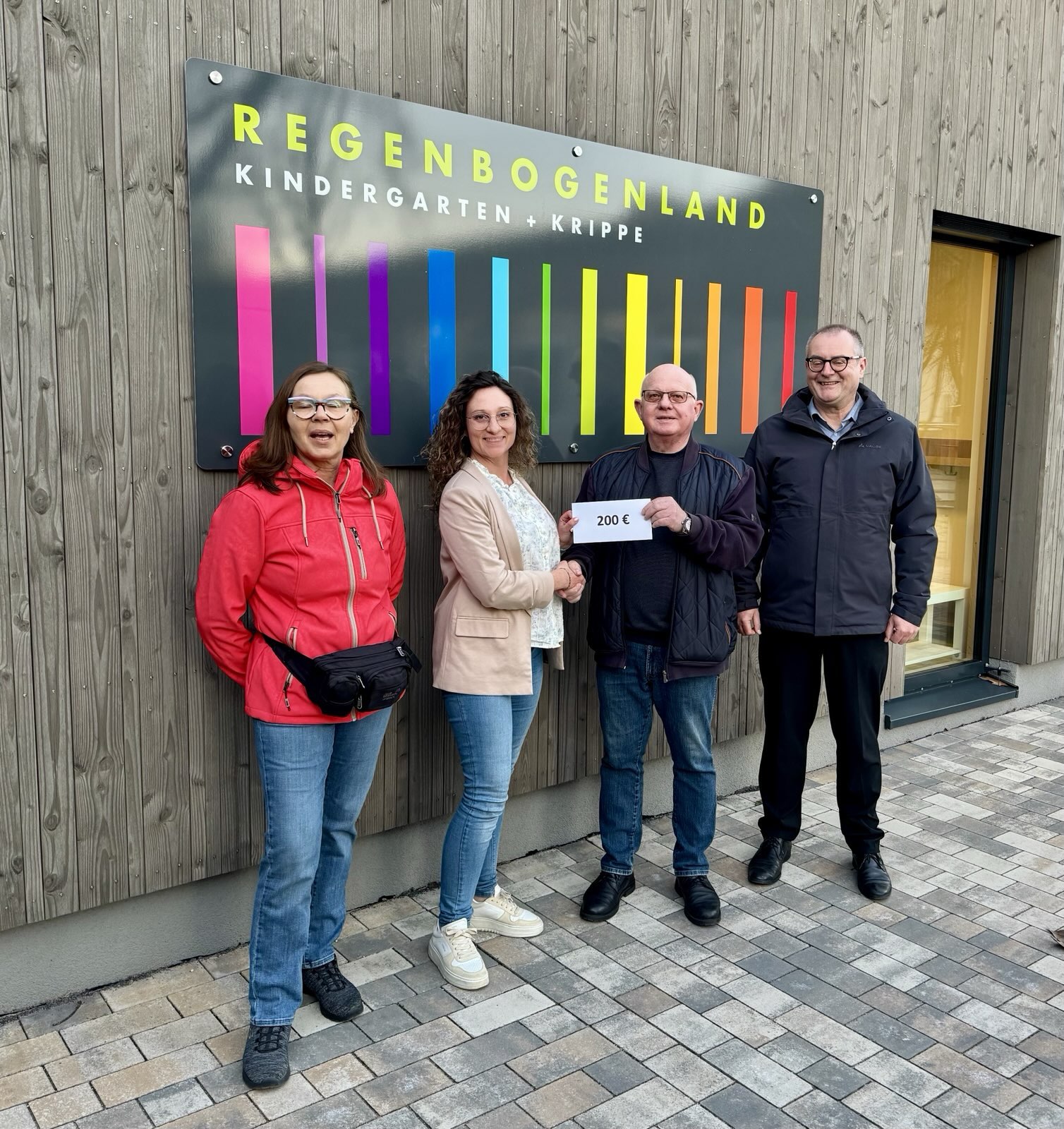 Spendenübergabe von 200€ an den Kindergarten und Krippe Regenbogenland Spendenübergabe von 200€ an den Kindergarten und Krippe Regenbogenland